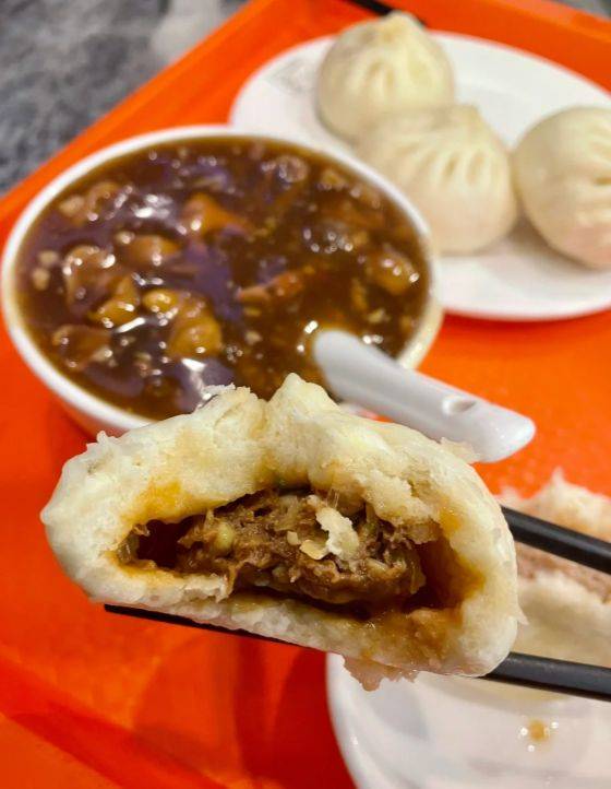 kaiyun-北京早餐(cān)的(de)烟火(huǒ)气：一碗炒肝配包子，一个糖油饼